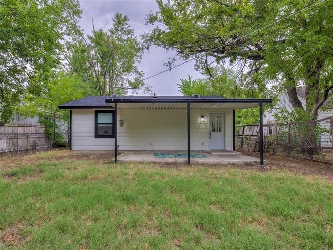 Building Photo - 906 E Comanche St