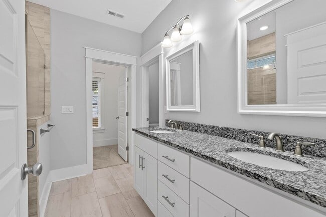 Building Photo - Beautiful Home Available with Tons of Upgr...