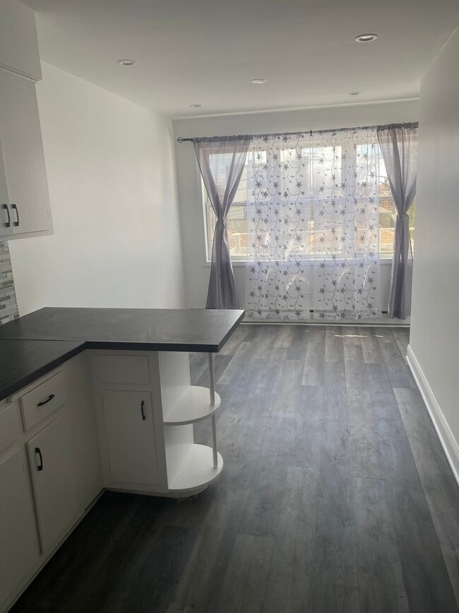 Building Photo - 5530 N Mango Ave