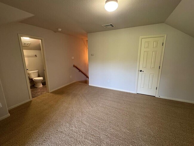 Building Photo - 9820 Savannah Ridge Dr