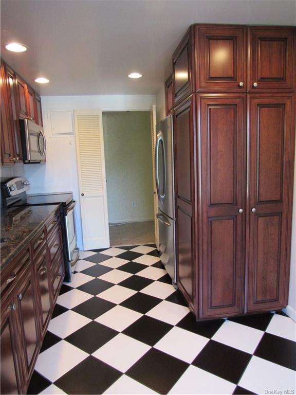 Building Photo - 400 High Point Dr