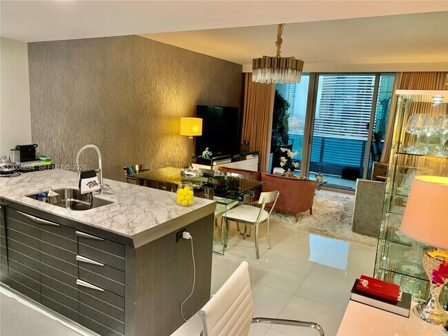Building Photo - 200 Biscayne Blvd Way