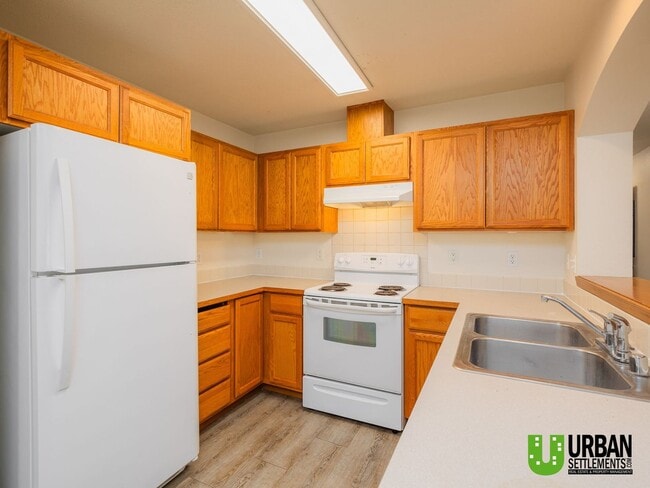 Building Photo - Spacious, clean, modern 4bd/2bth
