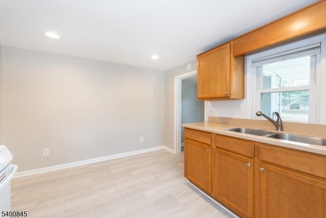 Building Photo - 16 Front St