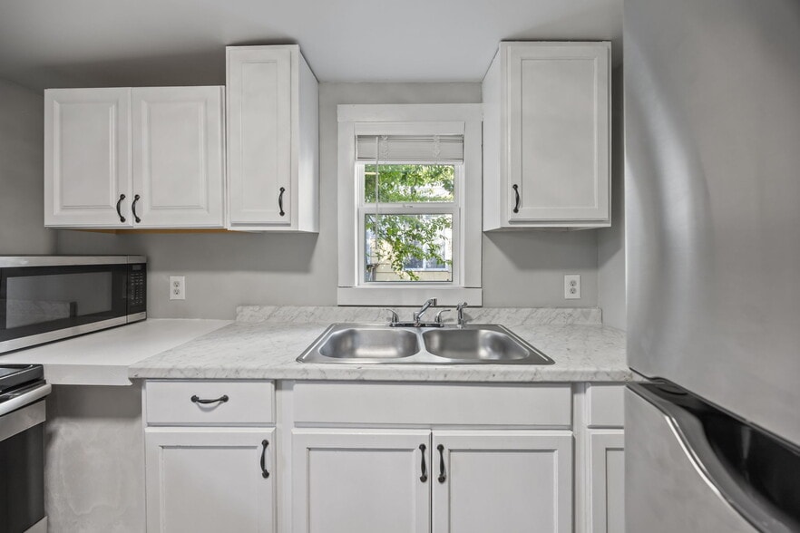 Building Photo - 818 Hanover St