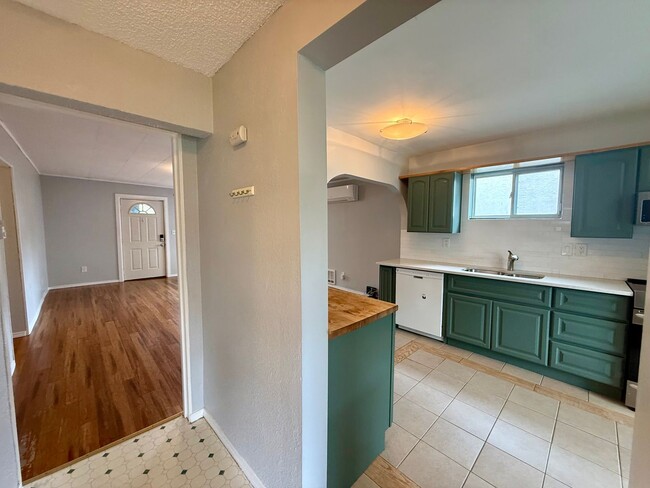 Building Photo - White Center Home