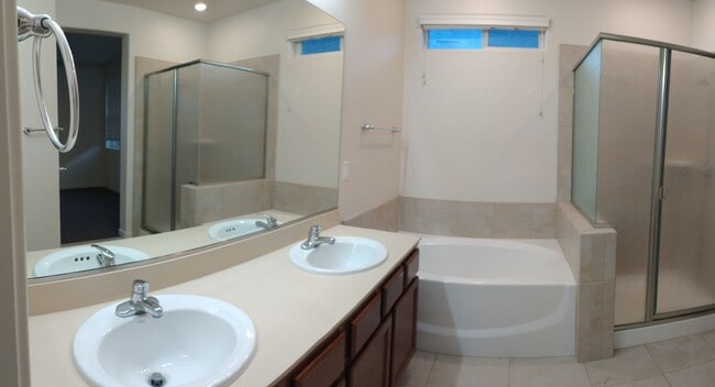 Building Photo - Sparks home 3 bedroom| 2 bathroom now avai...