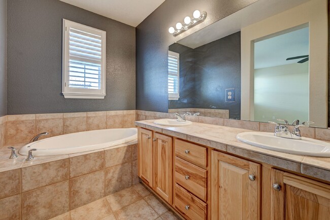 Building Photo - $2,675 - 2 Bed, 2 Bath Updated Condo in Hi...