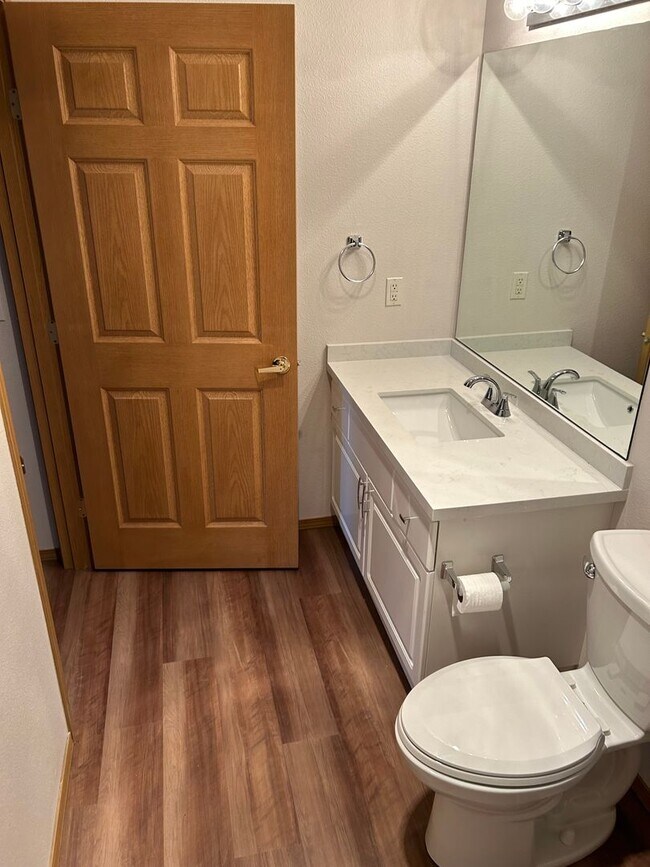 Building Photo - 3 Bed, 2 Bath Condo with in Cascade-Fairwood neighborhood of Renton, $2,865/month.