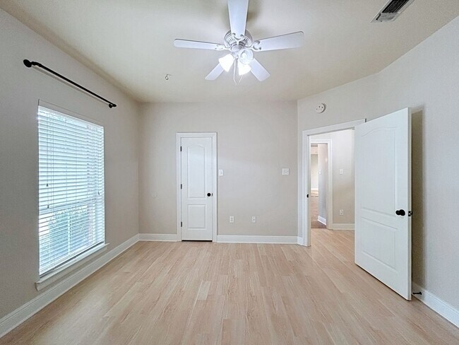 Building Photo - 3919 Meadow Ridge Dr