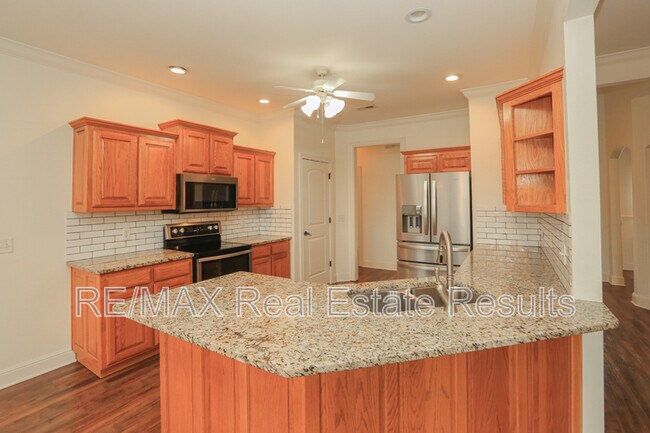 Building Photo - 303 NW Palomino St