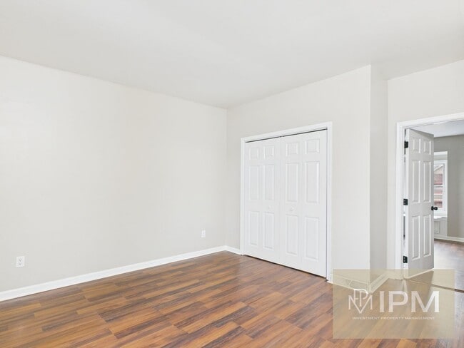 Building Photo - Beautiful 4 Bedroom, 1 Bath Home with Off-Street Parking!!