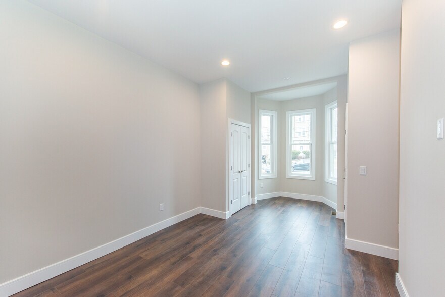 2 Closets in Primary Bed - 14 Prospect St