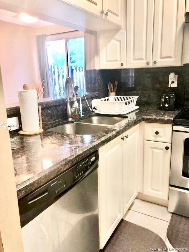 Building Photo - 7692 N Southwood Cir