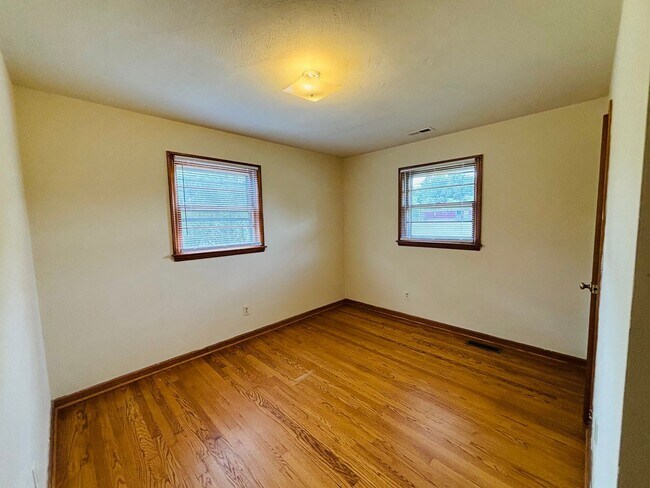 Building Photo - 1504 Thomas Ln