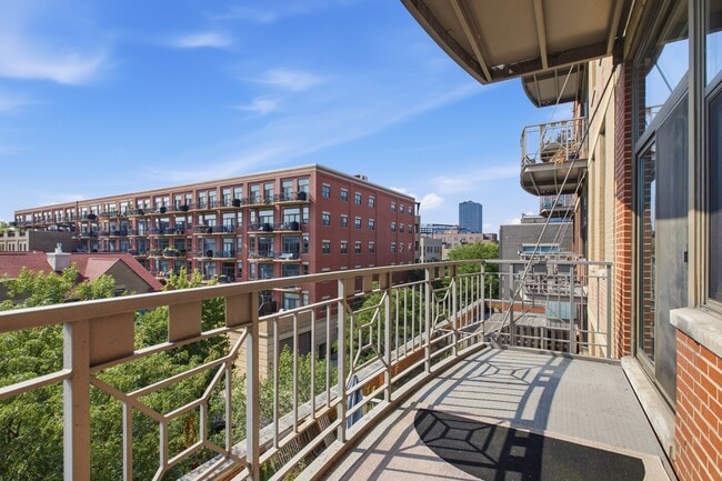 Building Photo - 15 S Throop St