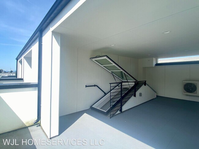 Building Photo - 2 br, 1.5 bath House - 521 NW 70th St