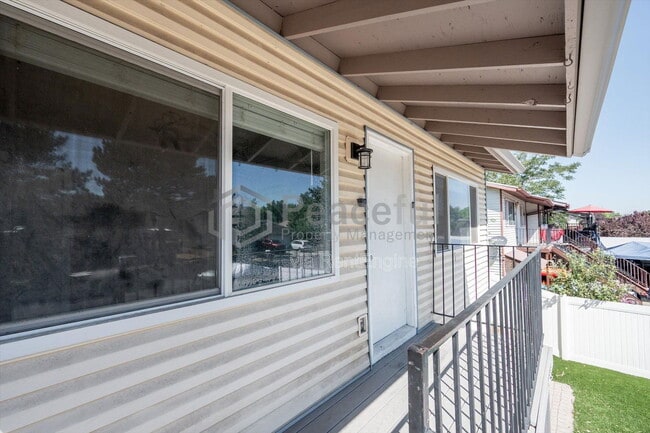 Building Photo - 1425 Mandalay Rd W