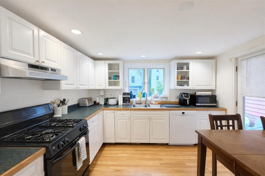 Building Photo - 20 Watson St