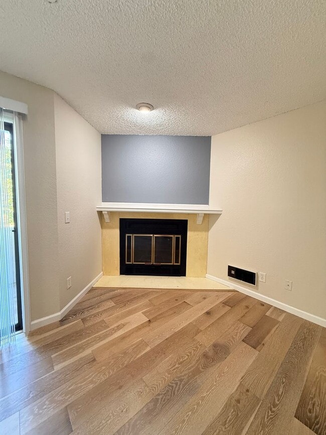 Building Photo - Well Maintained 2BD/2BTH Lynnwood Condo for Lease in Gated Community!