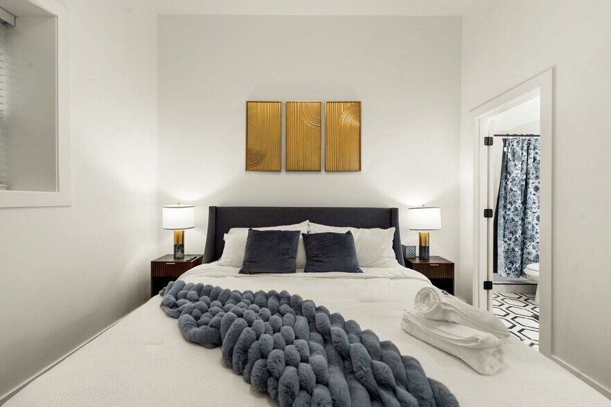 Building Photo - 1941 W Augusta Blvd