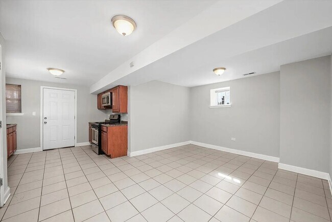 Building Photo - Charming 2BR Garden Unit in Bronzeville