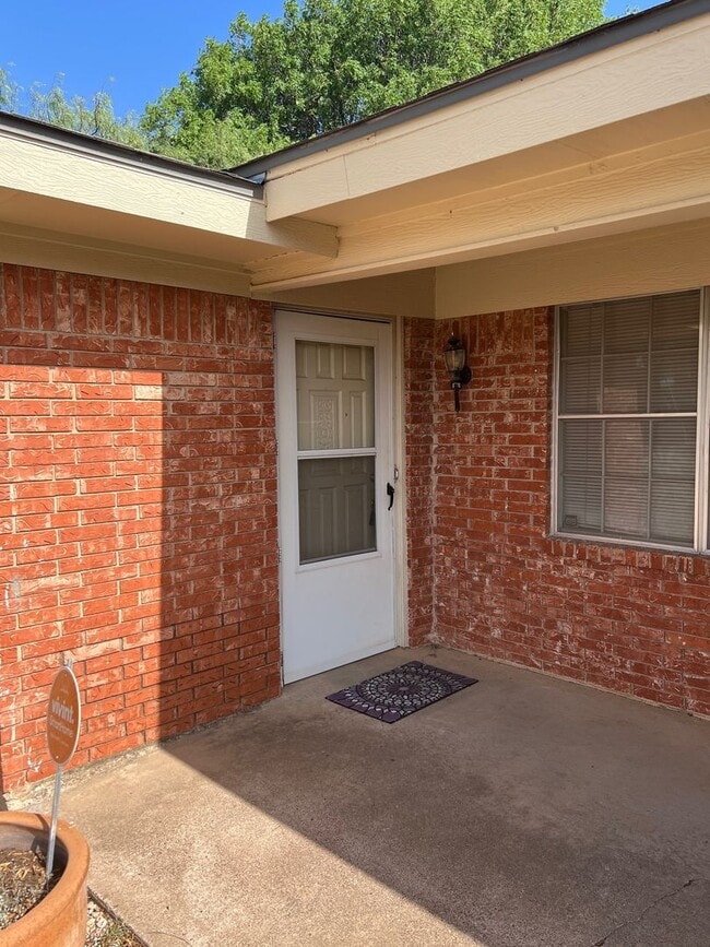 Building Photo - 2 Bedroom Duplex, 2 bath, carport