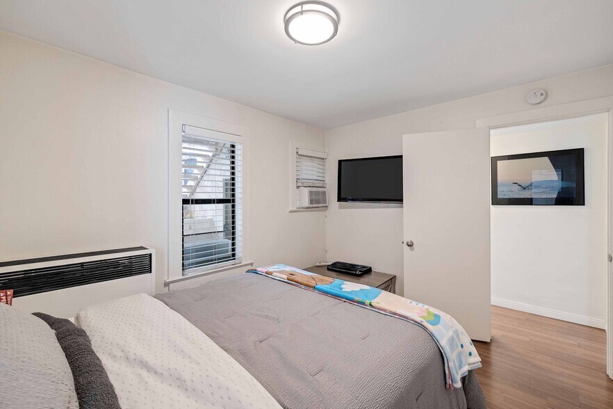 Building Photo - 1634 Bayview Dr