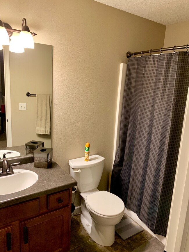 Building Photo - 3 bedroom 2.5 bath townhome