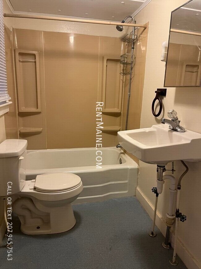 Building Photo - 200 Center St