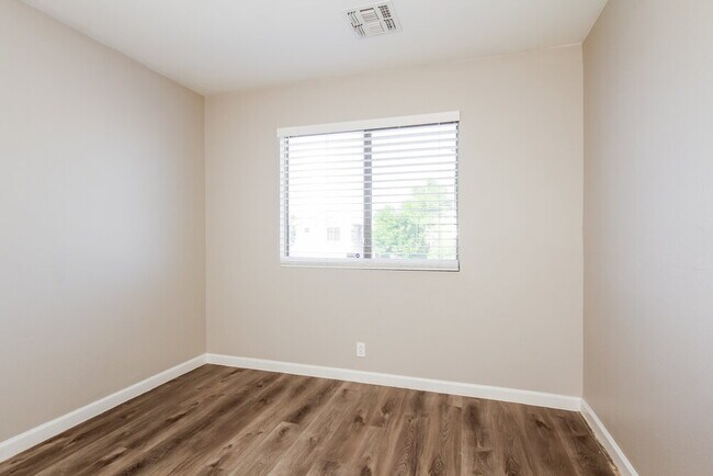 Building Photo - 8635 W Kathleen Rd