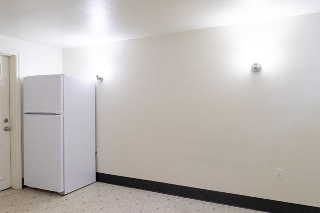 Building Photo - Cozy Studio, Available Now, Great location to Downtown!!