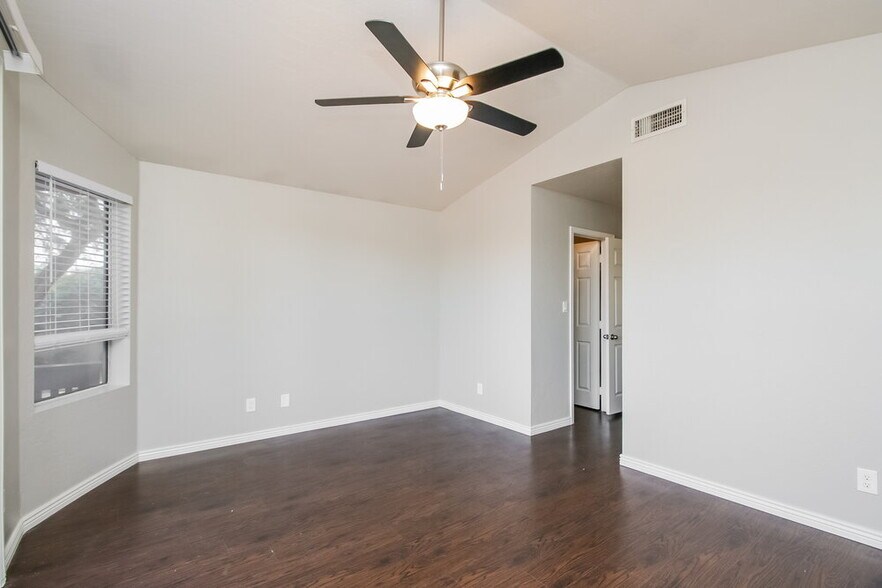 Building Photo - 1704 S 39th St