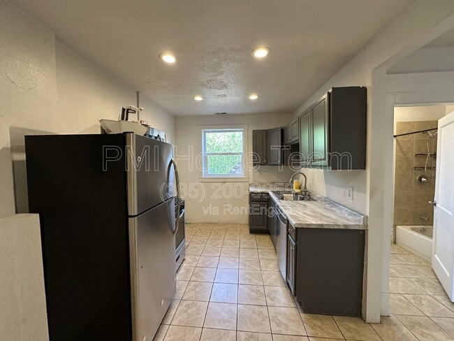 Building Photo - 2835 Grant Ave