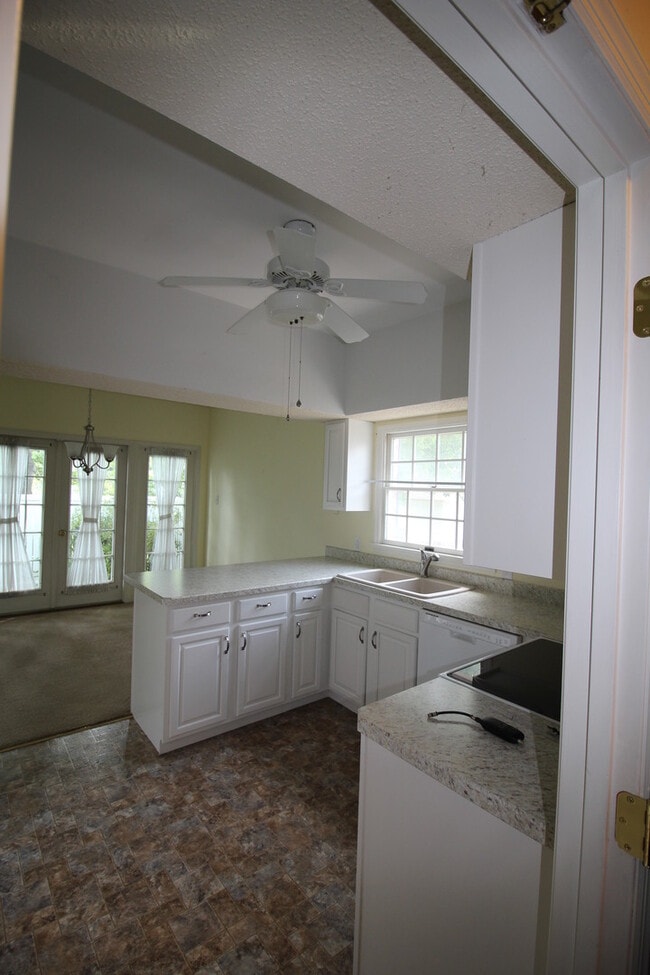 Building Photo - 173 Carriage Ct