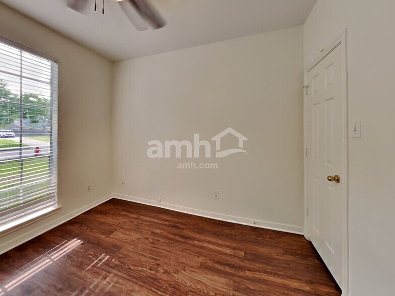 Building Photo - 2036 Pembroke Bay Dr