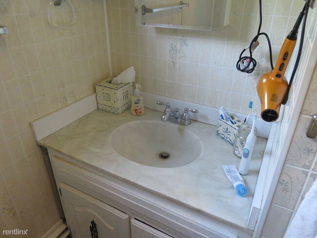 Building Photo - 4 br, 2 bath House - 337 Coddington Road 3...