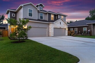 Building Photo - 217 Oakcrest