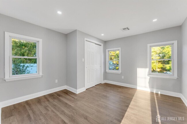 Building Photo - 15 N Main St