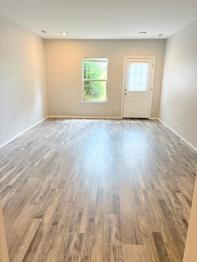 Building Photo - Ozark~ 4 bedroom walkout basement duplex for rent!