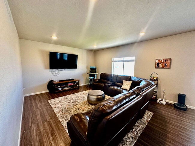 Building Photo - "Experience Spacious Living: 5-Bed, 3-Bath Home in Elizabeth!"