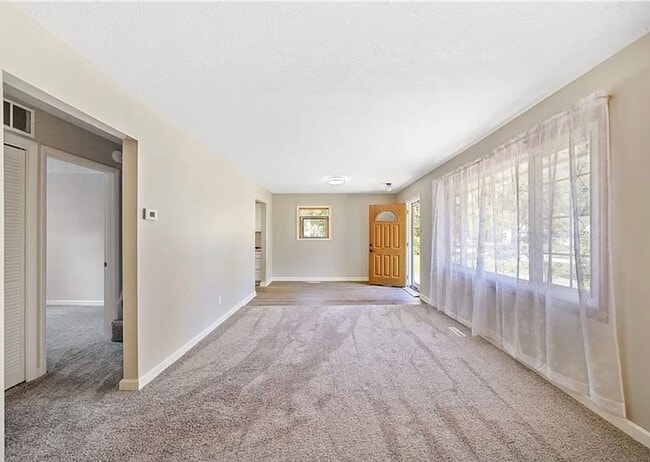 Building Photo - Charming Cape Cod - Move In Ready