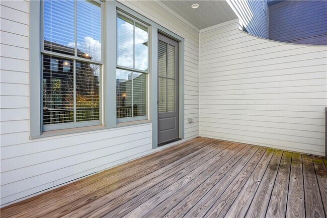 Building Photo - 689 Fraser St SE