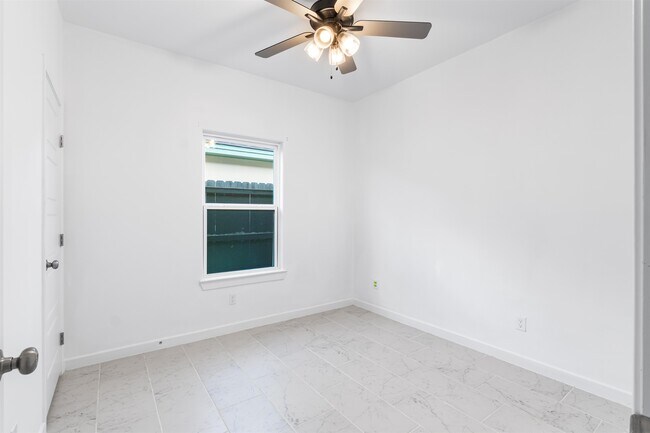 Building Photo - 905 Rotonda Ln