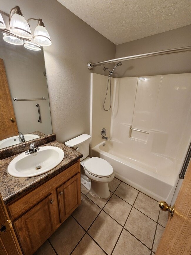 Building Photo - Spacious 2-Bedroom, 2-Bathroom Home AVAILABLE NOW!!