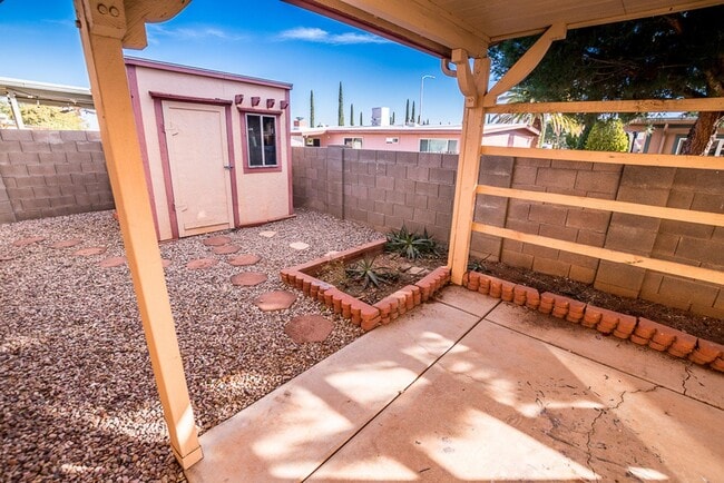 Building Photo - Beautiful Patio Home! 3 Bedrooms, 2 Bath, Split Floor Plan, Central A/C with 2 Car Garage