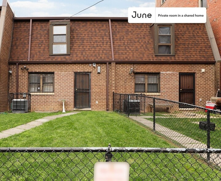 Building Photo - Room in Shared 5 bed/2 bath home in Logan Circle