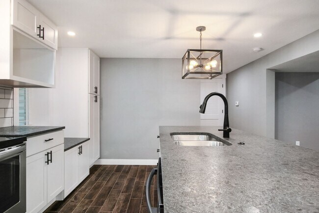 Building Photo - 1801 Elaine Dr