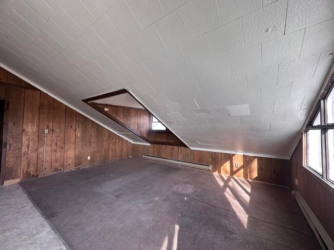 Building Photo - 208 English-E