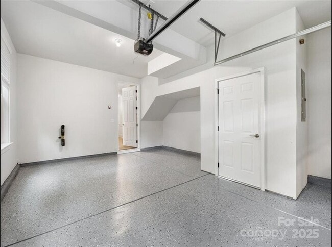Building Photo - Beautiful and spacious 4-bedroom, 5-bath h...
